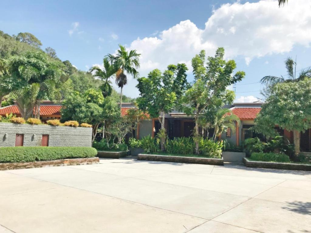 Royal Lee Resort And Spa Nai Yang Beach Екстериор снимка